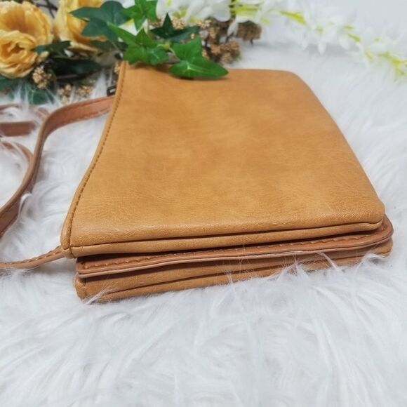 UNIVERSAL THREADS FAUX LEATHER CROSSBODY BAG - Picture 4 of 11